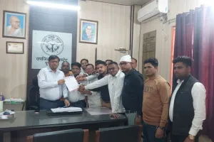 पूरनपुर उ.प्र. श्रमजीबी पत्रकार यूनियन के पत्रकारों ने सीतापुर में पत्रकार की हत्या के विरोध में पत्रकारों में भारी आक्रोश मुख्यमंत्री के नाम पूरनपुर एसडीएम को सौंपा ज्ञापन