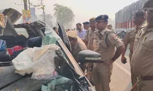 बस्ती कारकंटेनर में टक्कर कार दुर्घटना में 5 की मौत 3 घायल