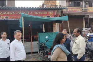 गोरखपुर:गोला उपनगर में खाद्य सुरक्षा टीम द्वारा की गई छापेमारी दो दुकानों पर  मिष्ठान का लिया गया सेम्पल