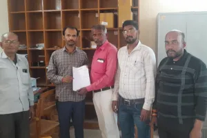 ग्रामीण क्षेत्रों में रोडवेज बस की मांग को लेकर सकिपा ने परिवहन निगम कार्यालय में प्रदर्शन कर सौंपा मांगपत्र