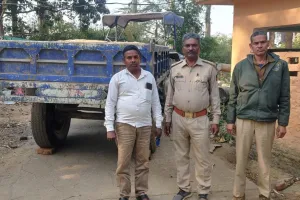 बालू का अवैध परिवहन करते ट्रैक्टर धराया, खनन माफियाओं में  अफरा- तफरी