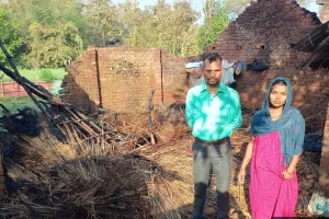 अज्ञात कारणों से लगी रिहायशी मकान में आग, घर में रखा सारा सामान जल कर हुआ राख 