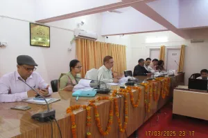 विकास प्राथमिकता वाली योजनाओं की जिलाधिकारी ने सी0एम0 डैशबोर्ड के माध्यम से की समीक्षा