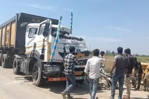 2 डम्परों की भिडण्त ! बांदा-बहराइच हाइवे पर कई घण्टे लगा रहा जाम