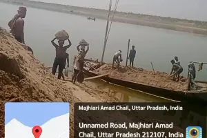 लालापुर थाना क्षेत्र के मझियारी में यमुना नदी का सीना चीर रहे बालू माफिया।