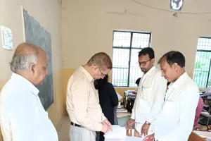 सोनभद्र जिलाधिकारी ने बोर्ड परीक्षा मूल्यांकन केंद्रों का किया औचक निरीक्षण
