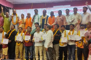 खुल्दाबाद लूकरगंज हिम्मतगज आदर्श व्यापार मंडल द्वारा  लूकरगंज में होली मिलन समारोह एवं शपथग्रहण समारोह का आयोजन।