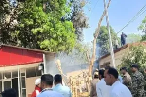 हाईकोर्ट गेट नंबर दो के सामने कैंट एरिया में लगी आग, धुएं का गुब्बार उठते देख मचा हड़कंप!