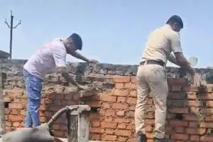 सुरक्षा कर्मियों ने ककरी परियोजना की जमीन पर हो रहे अवैध निर्माण को किया ध्वस्त ।