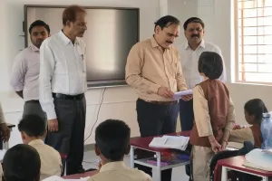 आयुक्त बालकृष्ण त्रिपाठी ने अटल आवासीय विद्यालय गुरमुरा का किया निरीक्षण