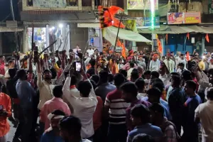 माँ आदिशक्ति के आह्वान के बाद ऐतिहासिक जुलूस, अस्त्र-शस्त्र पूजन के साथ महावीरी झंडे से पटा नगर