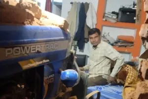 गोला थाना क्षेत्र में तीब्र गति से आ रही लोडेड  ट्रेक्टर  ट्राली बाइक चालक को रौंदते हुए सचिव आवास में घुसा ,बाल बाल बचे लोग