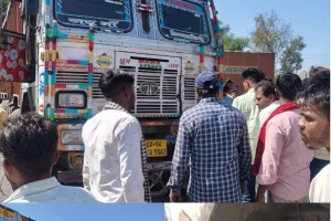 तेज़ रफ़्तार बाइक सवार अनियंत्रित  होकर ट्रक से टकराए, तीन छात्र घायल, दो की हालत नाजुक: रेफर।