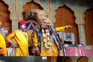 जिला में चल रहे रासलीला के नौवें दिन बृज की लट्ठमार होली का हुआ जीवंत मंचन