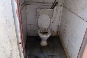 असम श्रीभूमि (करिमगंज) रेलवे स्टेशन पर केवल नाम के लिए स्वच्छ भारत अभियान।