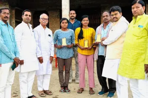 करकी गाँव की तीन बहनें जिला का किया नाम रोशन, अपना दल के नेताओं ने किया सम्मानित