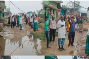 डोमा में नाली निर्माण की मांग को लेकर ग्रामीणों का प्रदर्शन, रहवासी परेशान