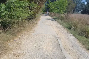  जीर्ण शीर्ण अवस्था मे पड़ा गोपालपुर से धुरियापार सड़क मार्ग का कब होगा जीर्णोद्धार