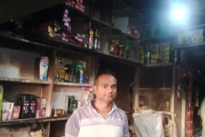  गोरखपुर के गोला बाजार में किराना स्टोर में लगी भीषण आग, लाखों का नुकसान