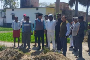  गोरखपुर: अमृत सरोवर में दूषित जल गिराने के लिए बन रहा था नाला, बीडीओ ने निर्माण रुकवाया