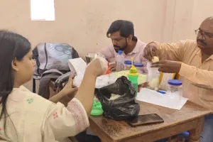 ख़जनी: होली से पहले मिलावटखोरों पर खाद्य विभाग की बड़ी कार्रवाई, कई दुकानों से नमूने लिए