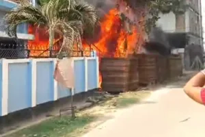 गोरखपुर: शाहपुर थाना क्षेत्र में टेंट हाउस में भीषण आग, चार दमकल गाड़ियां मौके पर