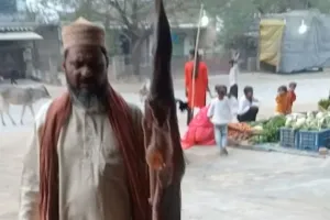 खुले में बिक रहे हैं मांस मछली स्थानीय लोगों को हो रही है परेशानी