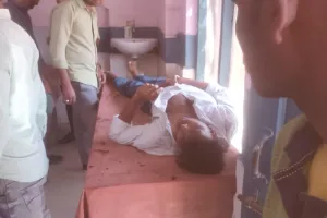 दो बाइक की आमने-सामने जोरदार टक्कर में एक युवक की मौत, चार घायल