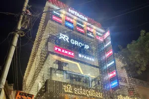 शातिर चोरों ने शटर काटकर मोबाइल शोरूम में की चोरी, प्रशासन की चौकसी पर उठे सवाल