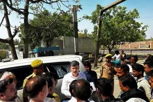 लखनऊ-पलिया हाइवे NH-731 पर स्थित बालामऊ जँ-कानपुर ब्रांच लाइन पर बनी रेलवे क्रासिंग को बन्द करने के बजाय यथावत रखने की मांग