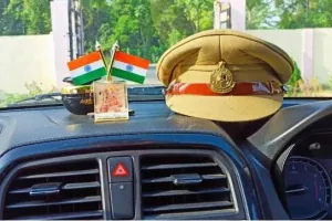 गाड़ियों के डैशबोर्ड पर पुलिस की टोपी रखने का बढ़ता चलन,बना चर्चा का विषय