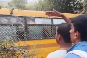 बलिया में स्कूल बस और ट्रेलर में हुई भीषण टक्कर