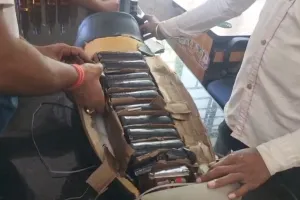 टक्कर के बाद बाइक से निकली शराब, लोगों की भीड़ देख पुलिस ने जब्त की बोतलें