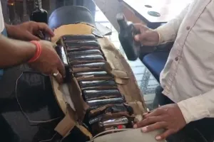 टक्कर के बाद बाइक से निकली शराब, लोगों की भीड़ देख पुलिस ने जब्त की बोतलें