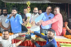 क्रिकेट : नाइट प्रतियोगिता में समउर बनी विजेता टीम 