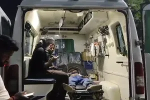 लूट के दौरान अपराधियों ने की गोलीबारी, छाती के नीचे फंसी है कारतूस; गंभीर