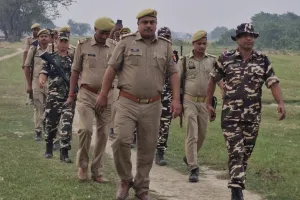 सुरक्षा जवानों ने सीमावर्ती इलाकों में किया पैदल मार्च