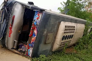 यात्रियों से भरी बस पलटी; 8 यात्री घायल सुपौल में ओवरटेक के दौरान हादसा