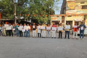 भाजयुमो ने एक राष्ट्र एक चुनाव के तहत प्ले कार्ड लेकर चलाया अभियान