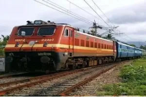 आपसी विवाद के बाद दंपति ट्रेन के सामने कूदे, पत्नी की मौत पति घायल