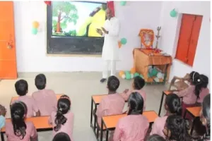 विधायक करछना ने स्मार्ट क्लास में बच्चों को पढ़ाया!