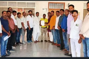 बीईओ अशोक कुमार के विरुद्ध शिक्षक लामबंद, कार्यवाही की मांग को लेकर सौंपा ज्ञापन