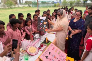 रानी आशिमा सिंह ने छात्रों को पुरस्कृत कर उनका हौसला बढाया।