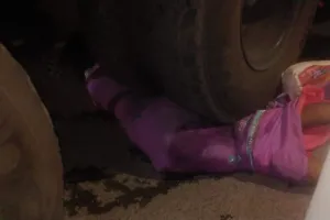 ट्रेलर की चपेट मे आने से महिला की हुई दर्दनाक मौत।