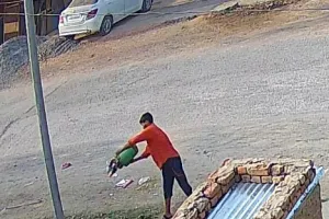 ओबरा में स्वच्छता की खुली पोल नाली बनी कूड़ादान, बीमारियों को दे रही दावत