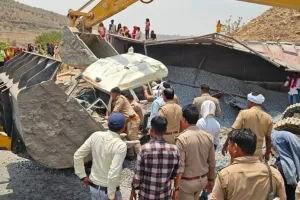 मिर्ज़ापुर/सोनभद्र में भयावह सड़क दुर्घटना ओवरटेक के प्रयास में हाईवा ने एम्बुलेंस को रौंदा, गर्भवती महिला समेत चार की दर्दनाक मौत, दो गंभीर