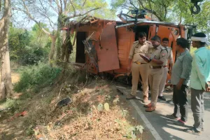गौवंशों से लदा ट्रक पलटने से कंडक्टर सहित सात गौवंशों की दर्दनाक मौत