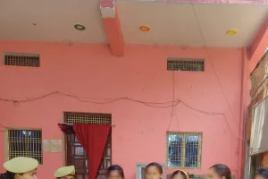 नारी के जीवन को न समझो बेकार असल में समाज का यही है आधार