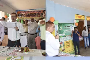 ग्राम पंचाायत बघुआरी के गड़ौरा टोला के कम्पोजिट विद्यालय में चौपाल लगाकर जिलाधिकारी ने ग्रामीणों की सुनी समस्याएं, निस्तारण हेतु अधिकारियों को दिये निर्देश