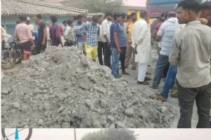 एनटीपीसी रिंहद परियोजना से निकलने वाले राख से जनजीवन बेहाल, लोगों ने किया सड़क जाम कर विरोध प्रदर्शन।